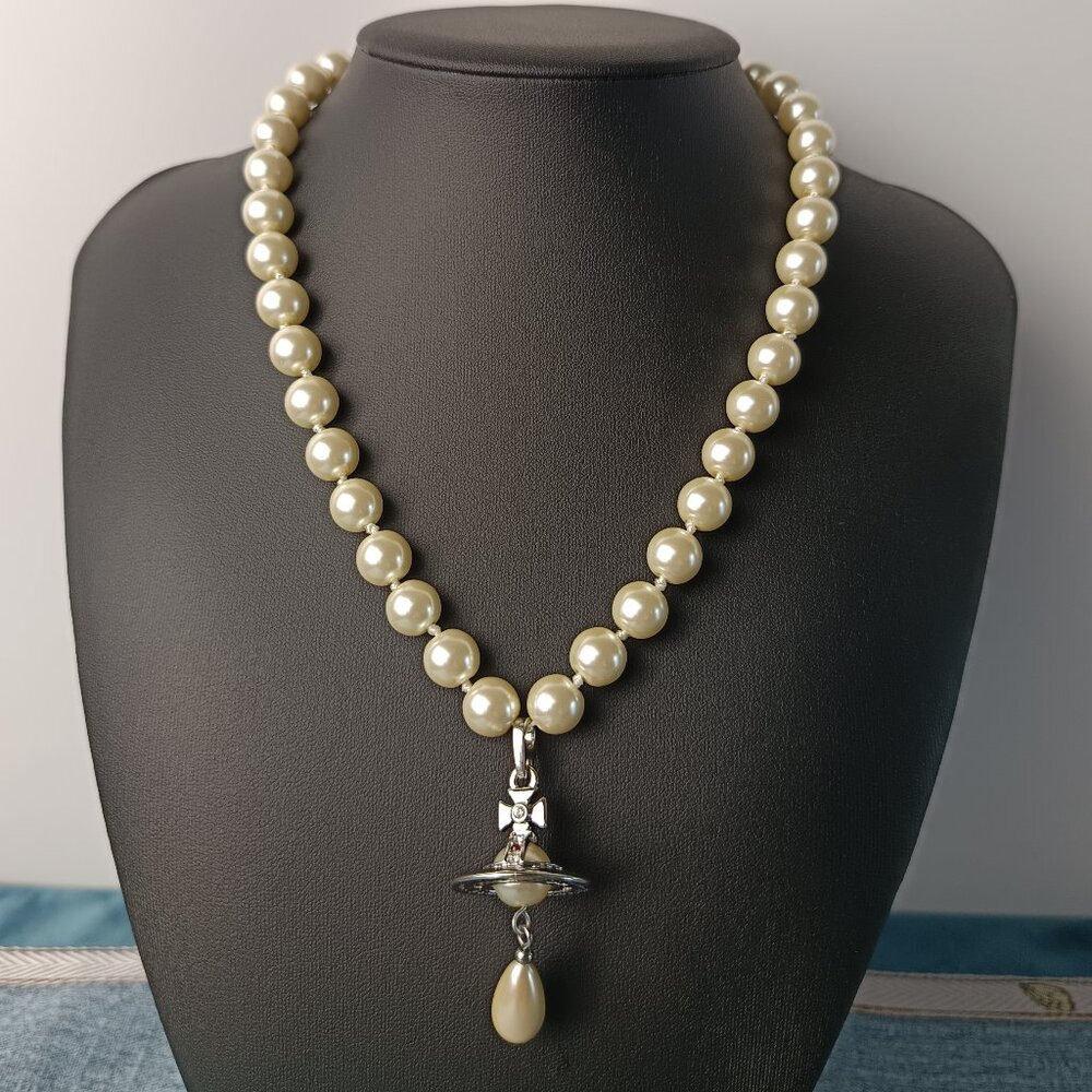 Vivienne Westwood Pearl Bas Relief Choker in Silver